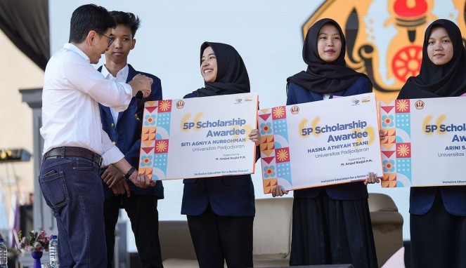 pemberian beasiswa kepada mahasiswa unpad