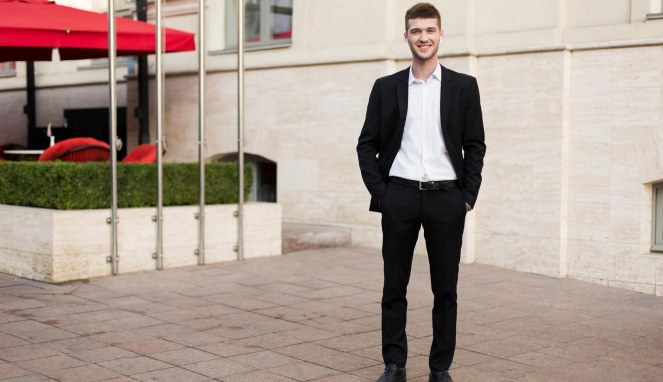 Pilihan Outfit Kantor Pria Ala Arsjad Rasjid Untuk Tampil Stylish Dan