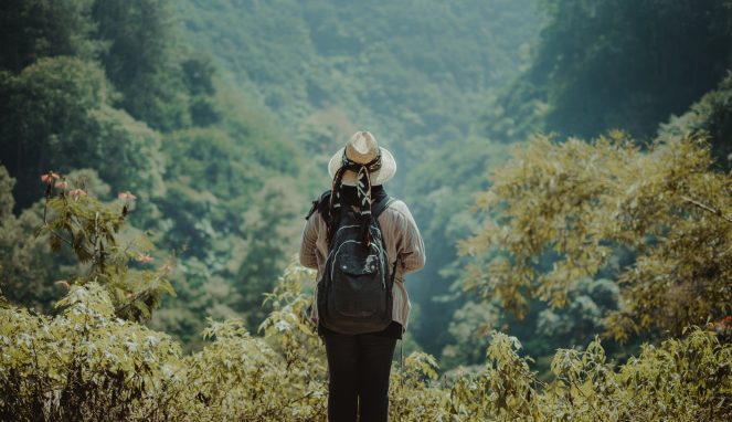 ilustrasi Berpetualang atau menikmati keindahan alam