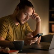 ilustrasi doomscrolling adalah