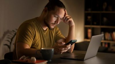 ilustrasi doomscrolling adalah