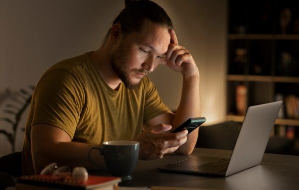 ilustrasi doomscrolling adalah