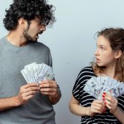 ilustrasi kesenjangan gaji pria dan wanita